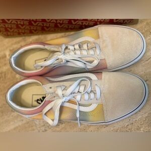 Women’s tennis shoes